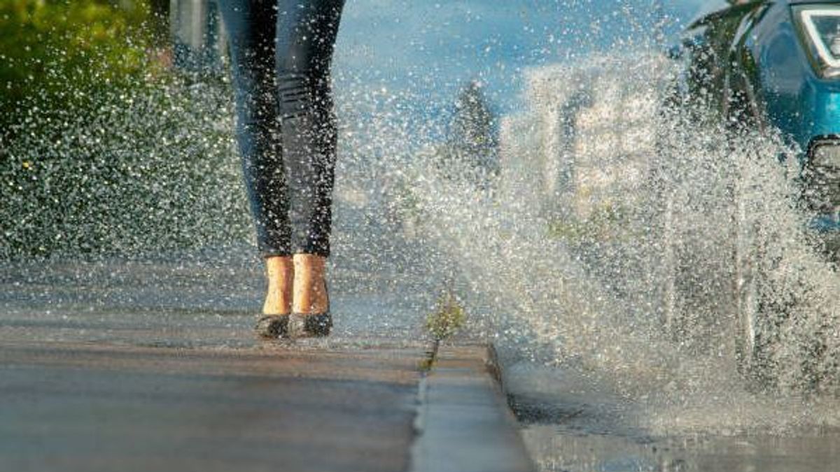 Cuando la lluvia aparece, los conductores deben agudizar los sentidos y mantener una mayor precaución Cuando la lluvia aparece, los conductores deben agudizar los sentidos y mantener una mayor precaución