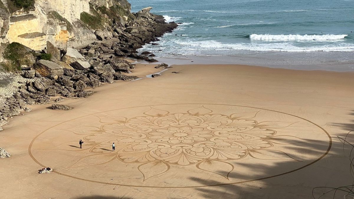 El mandala más grande del mundo dibujado en una playa, en España