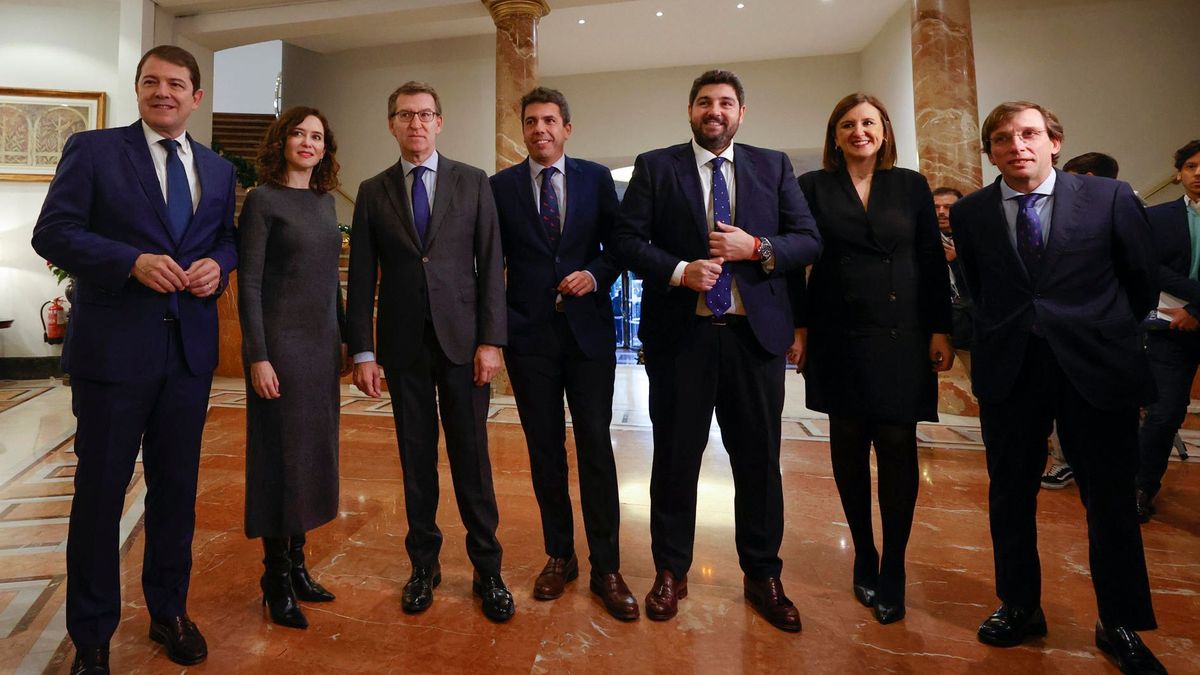 El presidente del PP, Alberto Núñez Feijóo, junto a su candidato a la Generalitat Valenciana y sus barones autonómicos