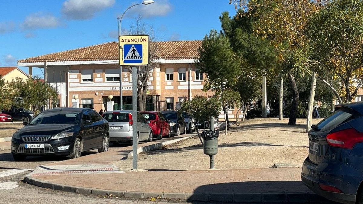 Fachada del IES Cañada Real, de Valmojado, en Toledo, donde varias familias denuncian que sus hijos sobre acoso por parte de una banda conocida como 'Los Panchos'