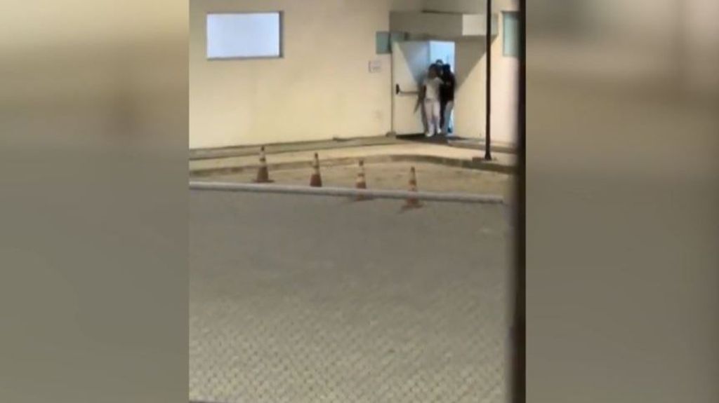 Momento en el que siete personas armadas toman como rehén a una enfermera de un hospital de ecuador