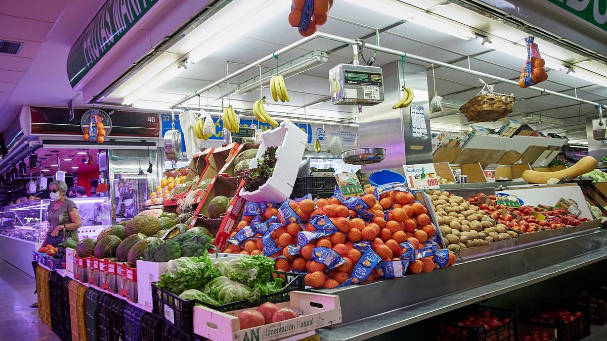 Puesto de frutas en el Mercado Municipal de Pacífico, en Madrid Puesto de frutas en el Mercado Municipal de Pacífico, en Madrid