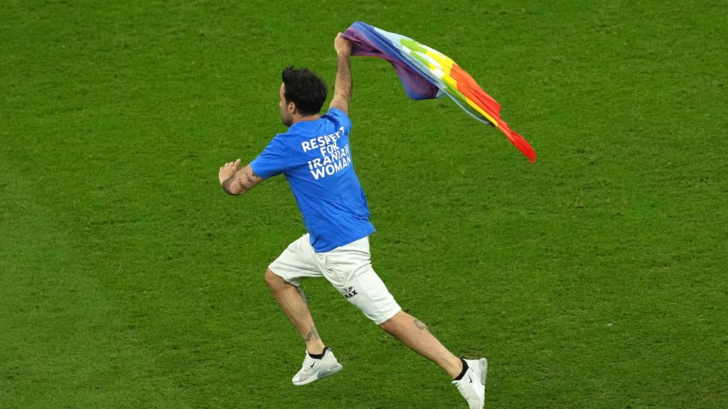Un espontáneo salta al campo en el Portugal-Uruguay del Mundial de Qatar con la bandera arcoíris