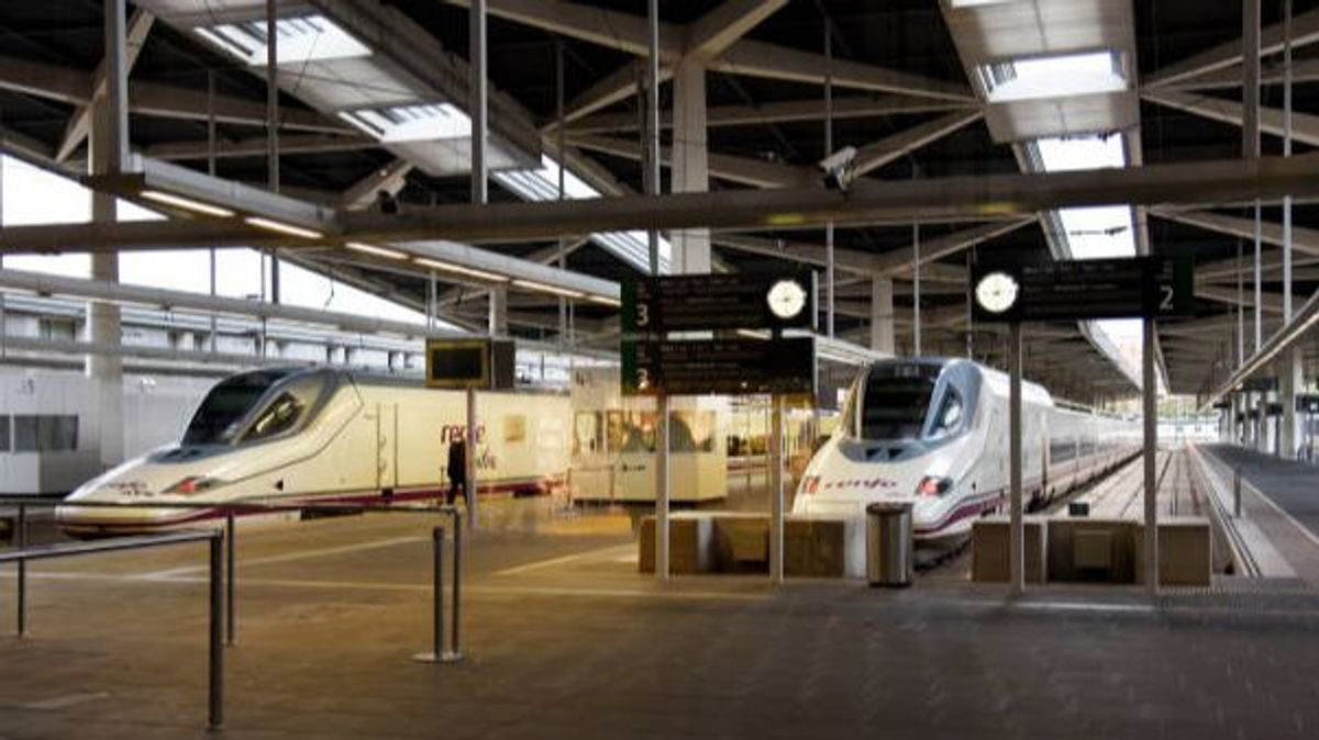 Actualmente hay tres compañías de trenes de Alta Velocidad de bajo coste en España Actualmente hay tres compañías de trenes de Alta Velocidad de bajo coste en España
