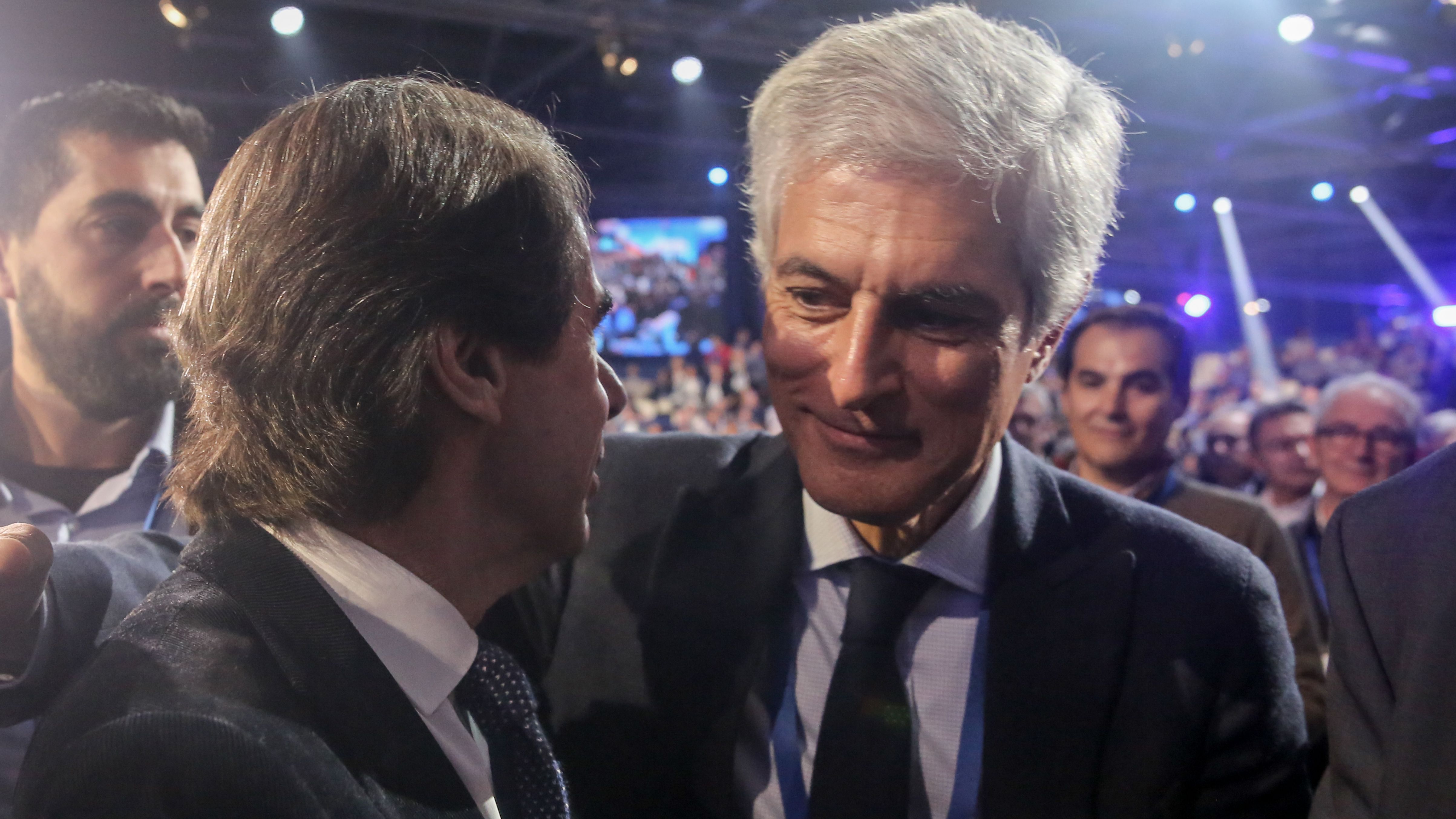 Adolfo Suárez Illana charla con Aznar en un acto del PP en 2019