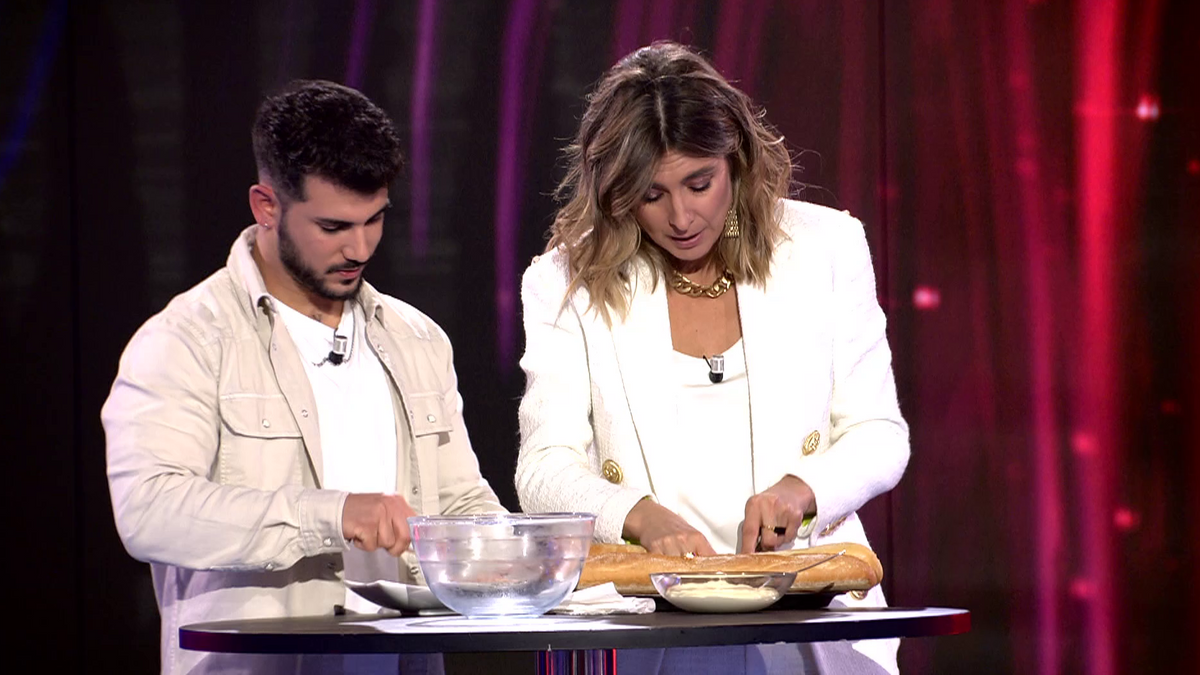 Cristian prepara en directo el famoso bocadillo de atún con mayonesa