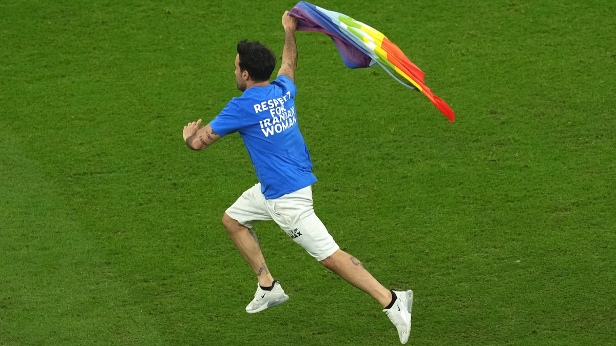 El activista que saltó al campo en Catar con una bandera arcoíris, en libertad