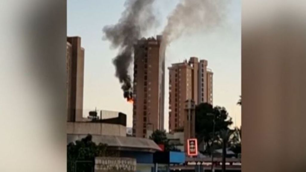 Incendio en una torre de 17 pisos de Benidorm: un hombre, atendido por las quemaduras