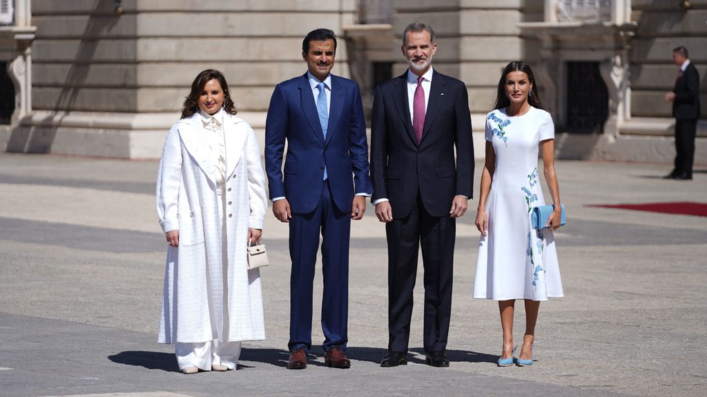 La primera de sus mujeres, Jawaher bint Hamad bin Suhaim Al Thani, es quien hace de primera dama.