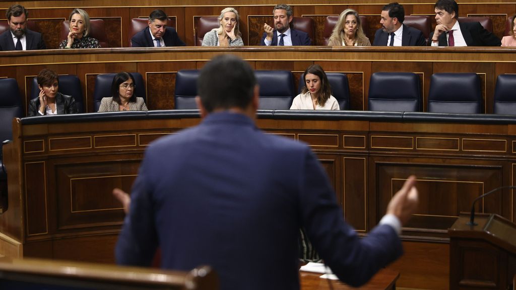 Pedro Sánchez interviene en el Congreso ante Irene Montero sentada en el banco azul