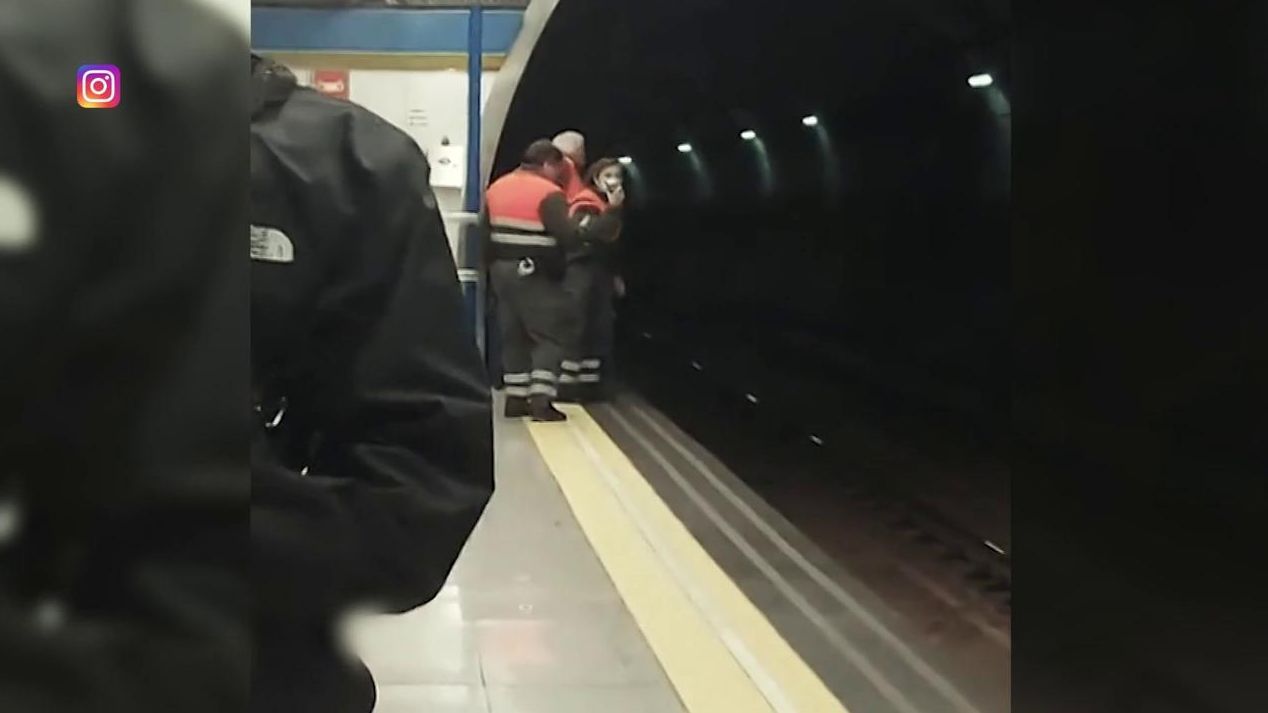 Un hombre huye por las vías del Metro de Madrid