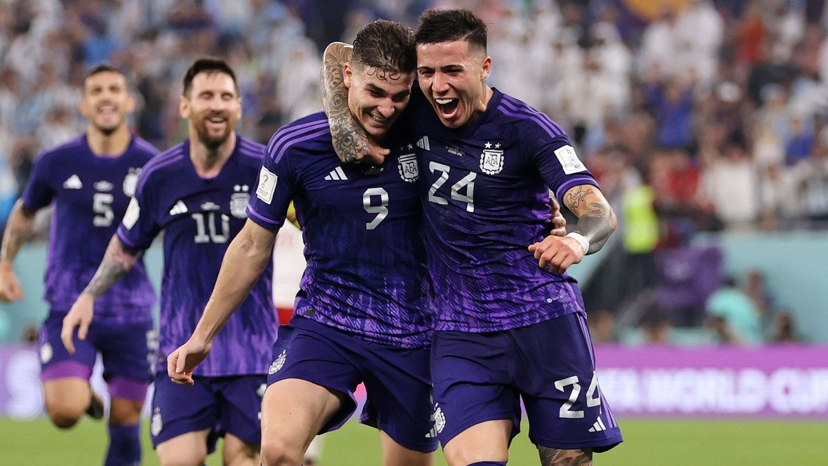 Argentina hace los deberes ante Polonia y pasa a octavos como primera de grupo (0-2)