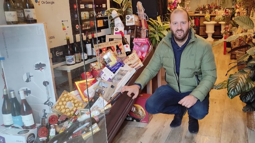 Arturo Varela, propietario de la Funeraria Ourense, junto a su cesta-ataúd