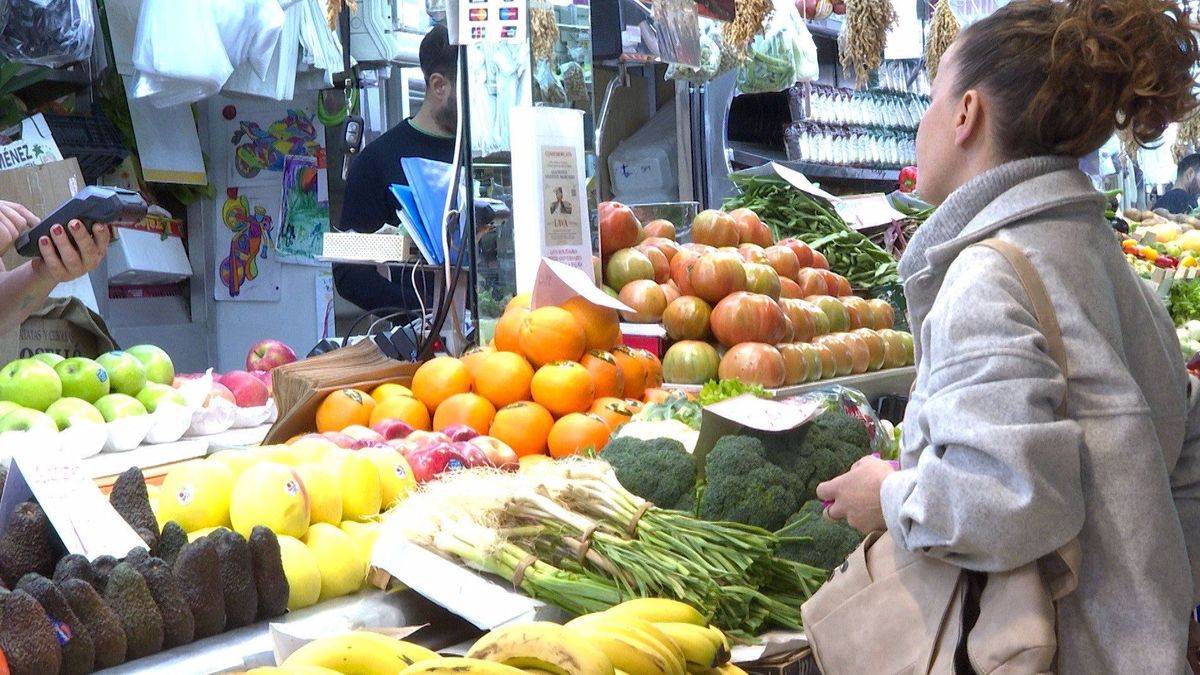 Clientes y vendedores del mercado de Ruzafa en Valencia Clientes y vendedores del mercado de Ruzafa en Valencia