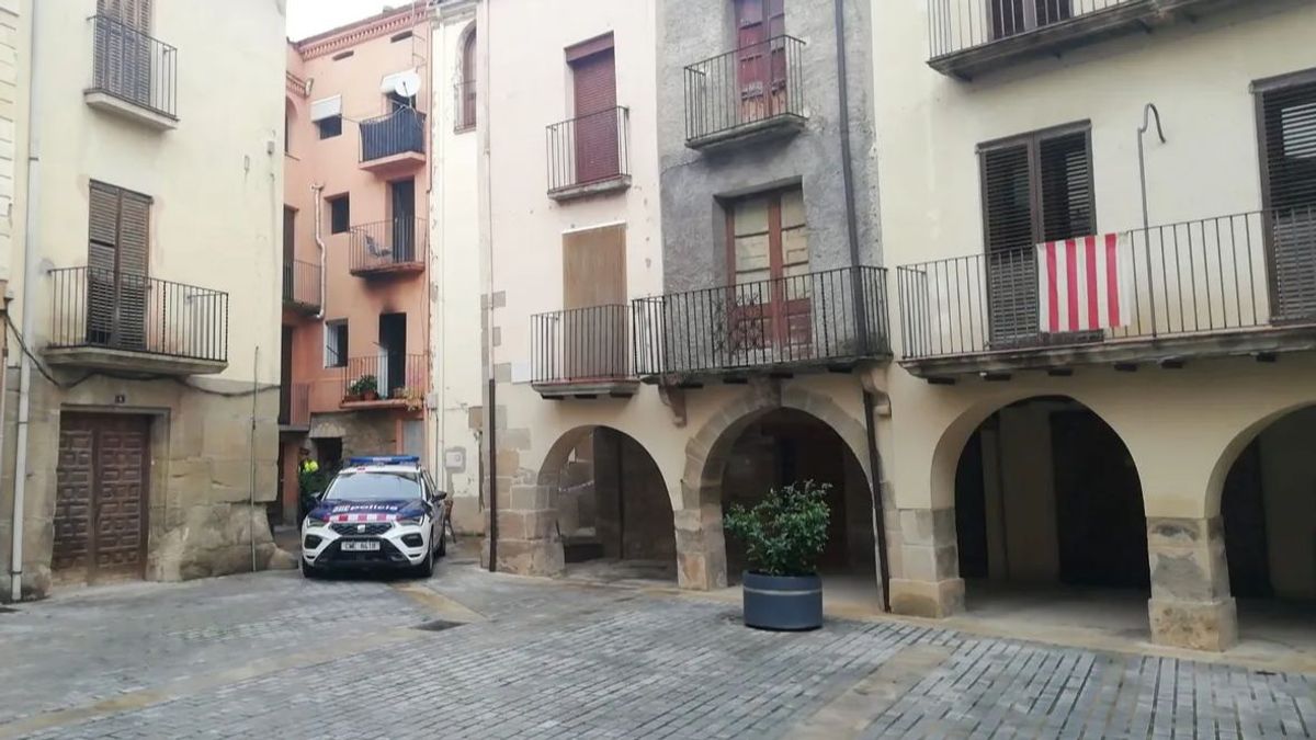 Coche patrulla de los mossos frente al edificio que ha sufrido el incendio Coche patrulla de los mossos frente al edificio que ha sufrido el incendio