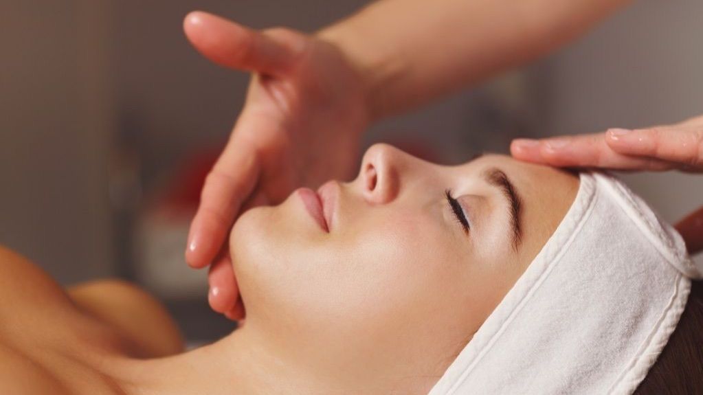 El masaje facial destensará el rostro.