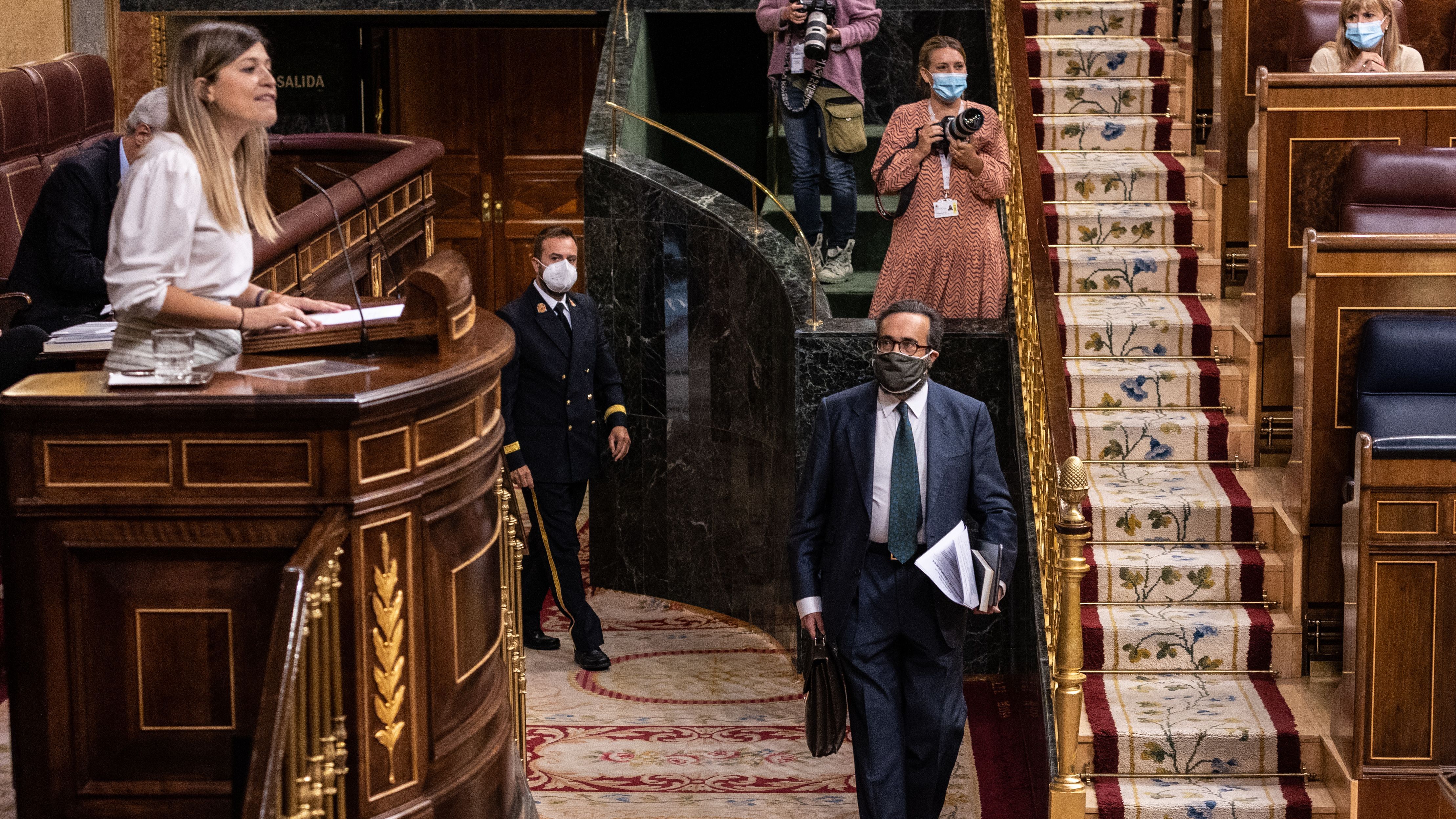 El diputado de Vox, José María Sánchez, pasa delante de socialista Laura Berja