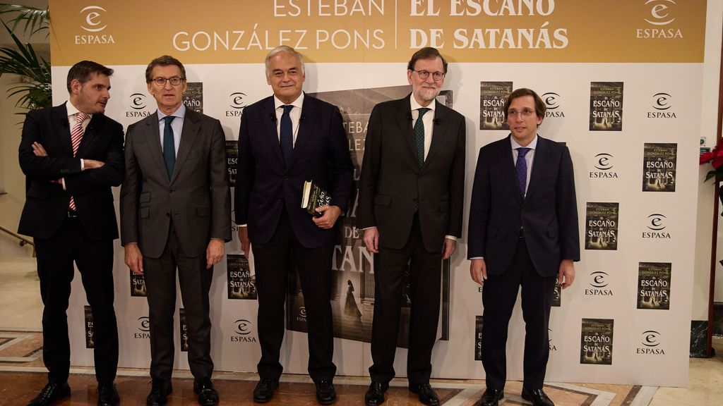 El vicesecretario del PP, Esteban González Pons, presenta su novela arropado por Rajoy y Feijóo