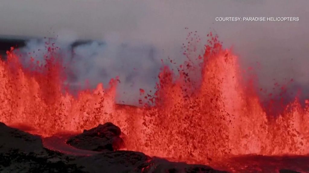 El volcán Mauna Loa sigue arrojando lava en Hawái