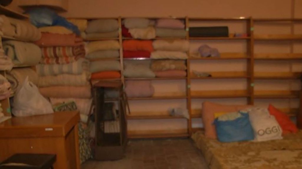 Hasta 100 personas pueden refugiarse en un sótano de Kiev: así conviven ante la caída de misiles rusos