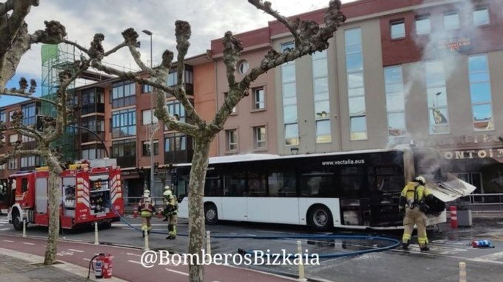 Los bomberos sofocan el fuego del autobús en la calle Sabino Arana