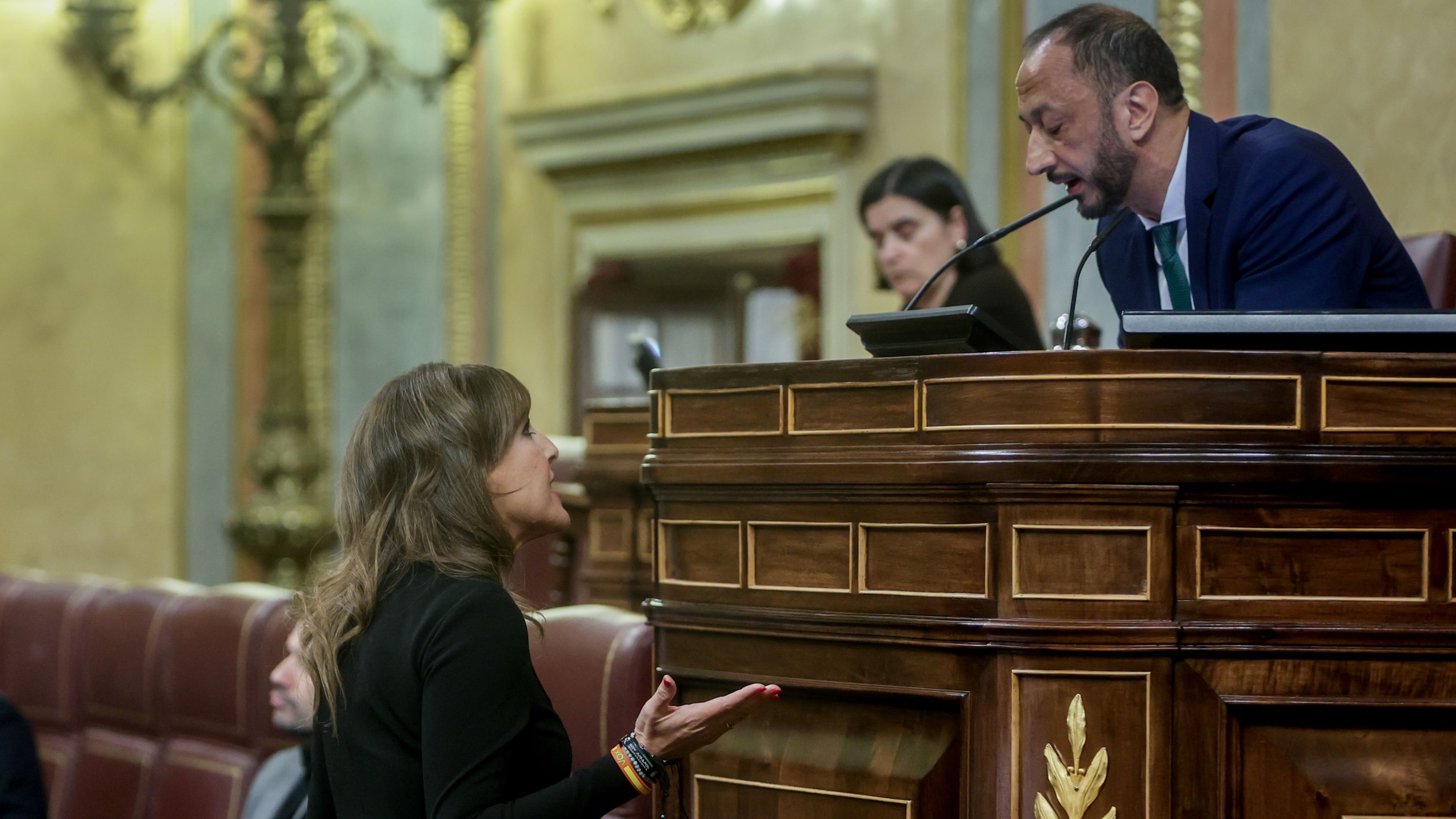 Patricia Rueda habla con el vicepresidente del Congreso tras ser expulsada de la tribuna