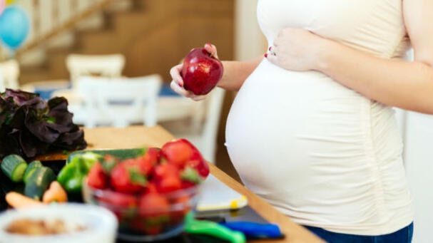 Por tanto, será importante lavar correctamente la fruta y la verdura.