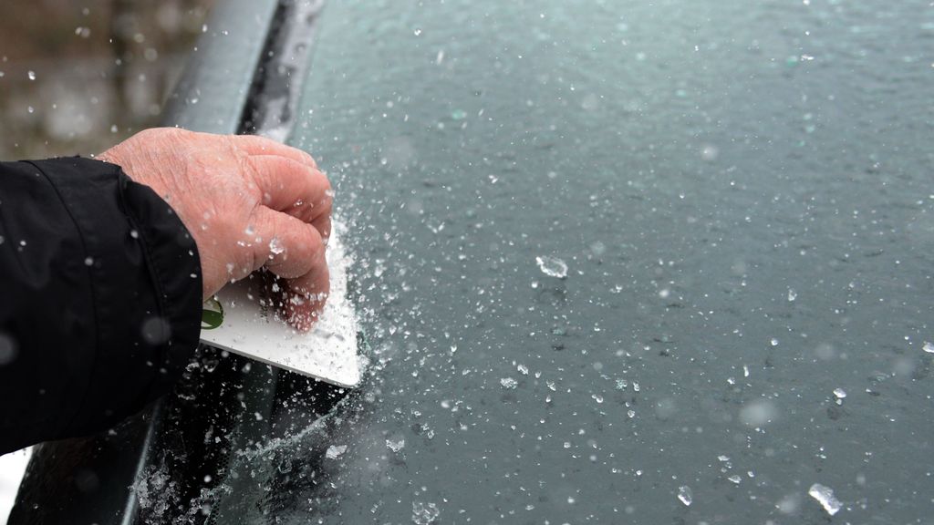 Qué hacer para quitar el hielo del parabrisas lo más rápido posible