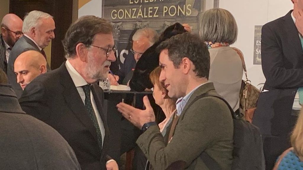 Teodoro García Egea charla con el expresidente Mariano Rajoy en la presentación del libro de González Pons