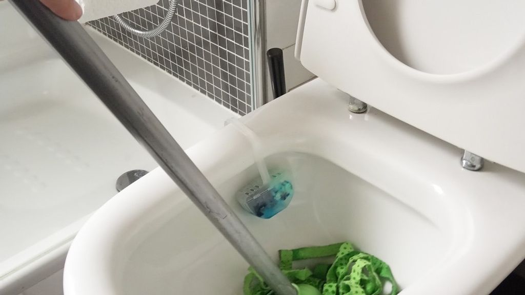 Una forma muy fácil de desatascar el lavabo será utilizar una fregona.
