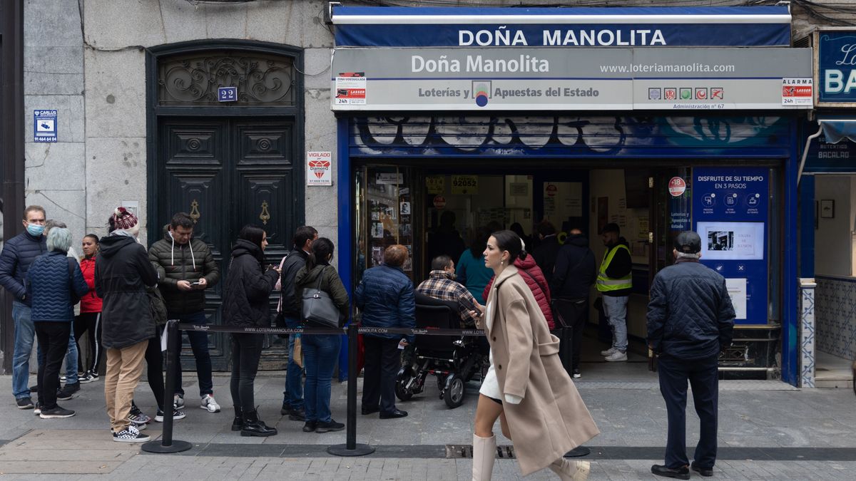Varias personas en las inmediaciones de la administración de loterías Doña Manolita.