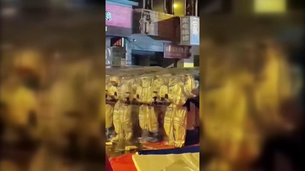 Protestas en China: policías antidisturbios con trajes de EPI para contener a los manifestantes
