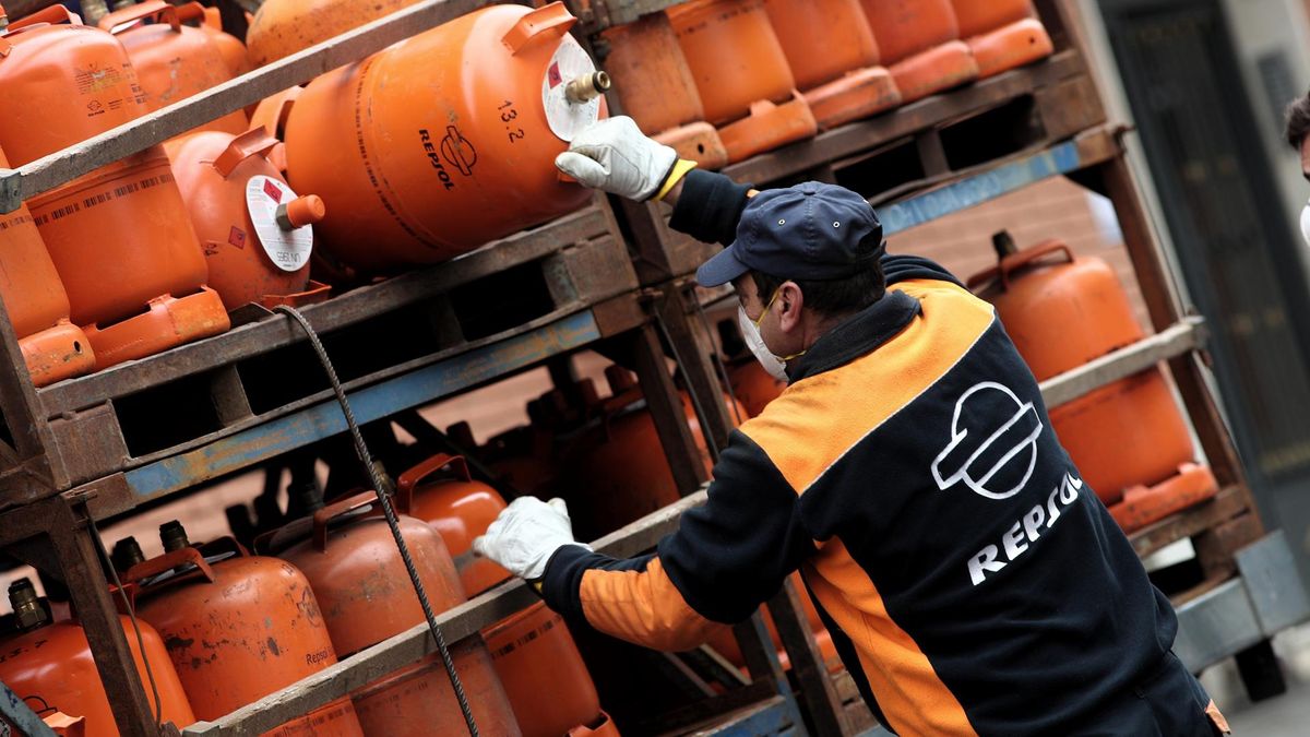Archivo - Un butanero coge una bombona de butano en plena crisis del coronavirus donde muy pocos trabajos siguen en activo ya el Gobierno recomendó el teletrabajo para todos aquellos que les fuera posible, en Madrid (España), a 18 de marzo de 2020. Archivo - Un butanero coge una bombona de butano en plena crisis del coronavirus donde muy pocos trabajos siguen en activo ya el Gobierno recomendó el teletrabajo para todos aquellos que les fuera posible, en Madrid (España), a 18 de marzo de 2020.
