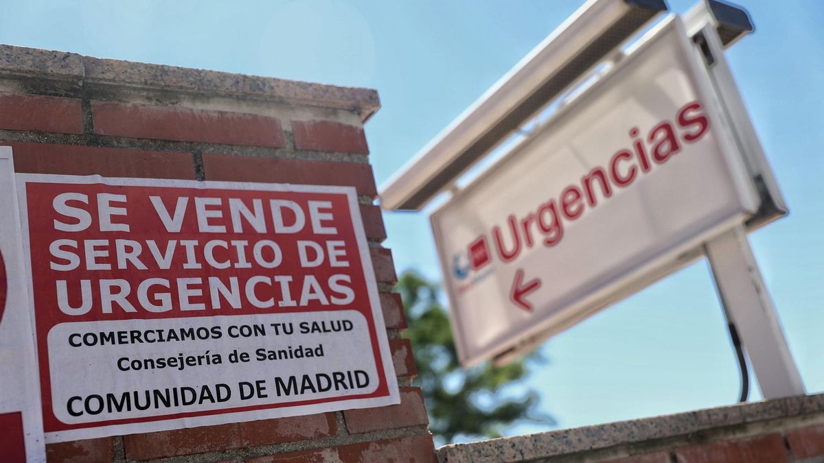 Archivo - Un cartel en el que se lee: 'Se vende servicio de urgencias' en el SUAP del Centro de Salud Mar Báltico Archivo - Un cartel en el que se lee: 'Se vende servicio de urgencias' en el SUAP del Centro de Salud Mar Báltico