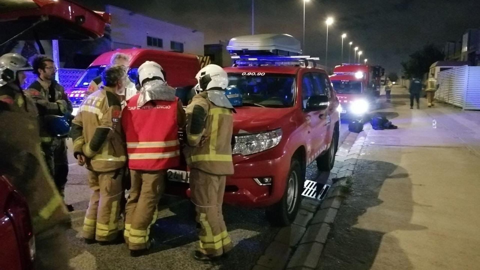 Firefighters put out the fire at the Constantí fertilizer plant and carry out controls