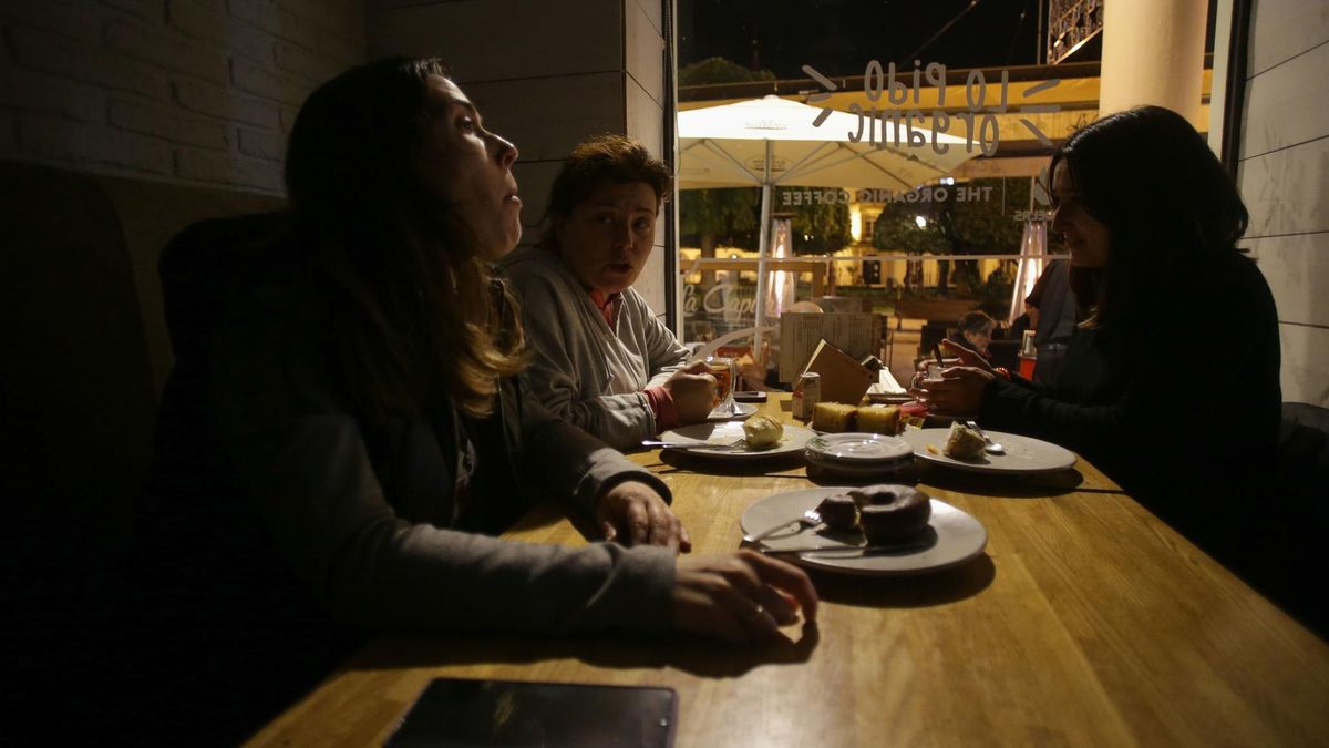 Un restaurante se queda a oscuras durante un apagón como protesta por el recibo de la luz, a 8 de noviembre de 2022, en Lugo, Galicia (España). Un restaurante se queda a oscuras durante un apagón como protesta por el recibo de la luz, a 8 de noviembre de 2022, en Lugo, Galicia (España).