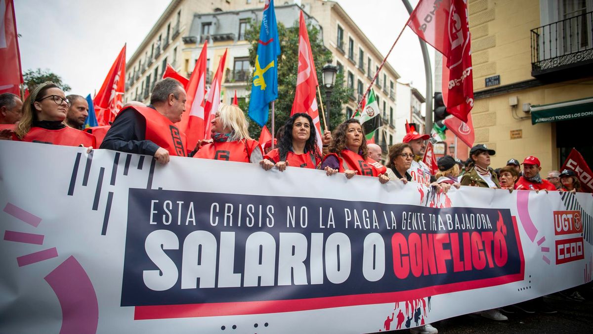 Un grupo de personas durante una movilización convocada por CCOO y UGT el pasado 3 de noviembre para pedir subidas salariales a CEOE Un grupo de personas durante una movilización convocada por CCOO y UGT el pasado 3 de noviembre para pedir subidas salariales a CEOE