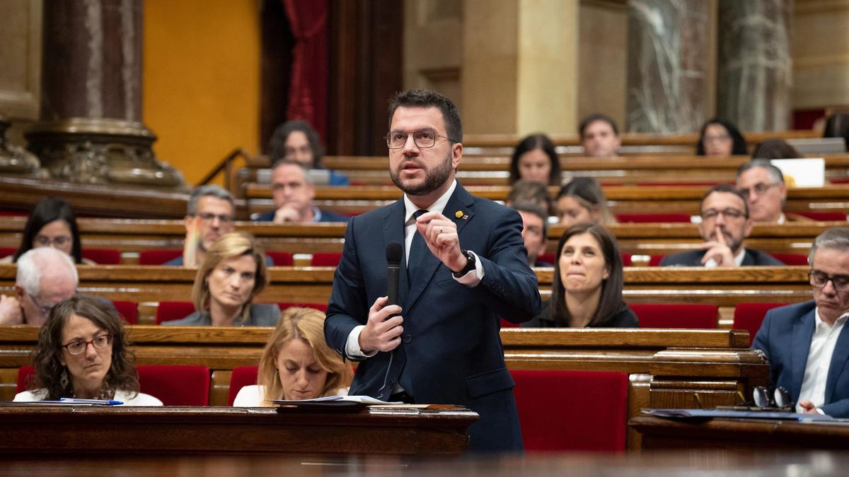El presidente de la Generalitat, Pere Aragonès, interviene durante una sesión de control del Govern en el Pleno del Parlament, a 9 de noviembre de 2022, en Barcelona, Cataluña (España). Aragonès y los consellers afrontan la sesión de control, en la que lo El presidente de la Generalitat, Pere Aragonès, interviene durante una sesión de control del Govern en el Pleno del Parlament, a 9 de noviembre de 2022, en Barcelona, Cataluña (España). Aragonès y los consellers afrontan la sesión de control, en la que lo