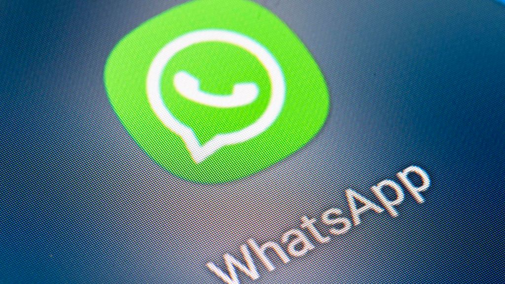Archivo - FILED - 21 January 2022, Berlin: The icon of the app Whatsapp is seen on the screen of a smartphone. Photo: Fabian Sommer/dpa