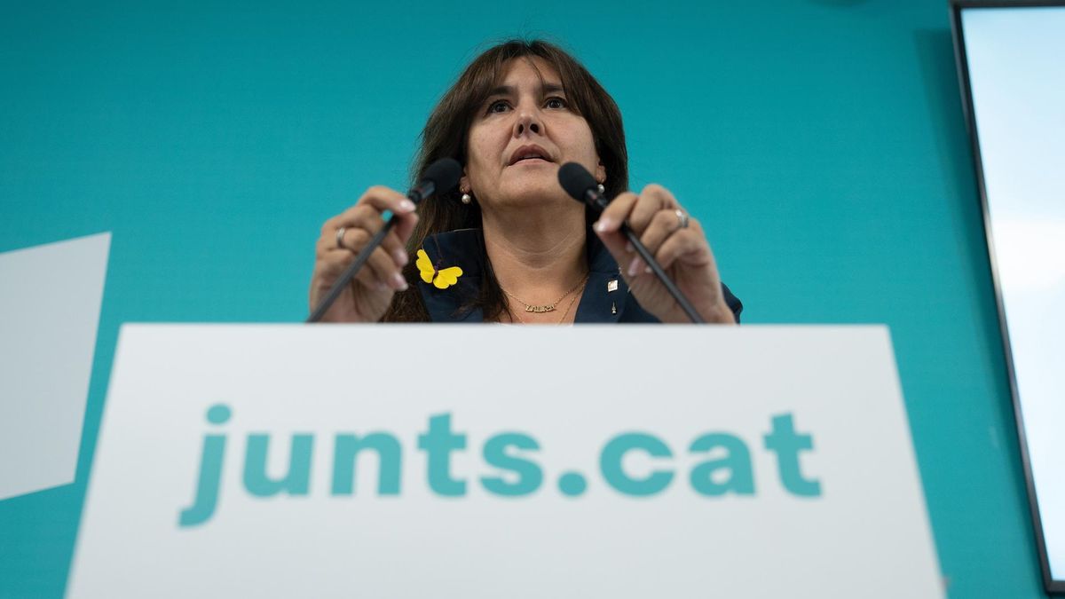 La presidenta de Junts, Laura Borràs, ofrece una rueda de prensa tras la decisión de Junts de abandonar el Govern, en las puertas de la sede de la formación, a 7 de octubre de 2022, en Barcelona, Catalunya (España).