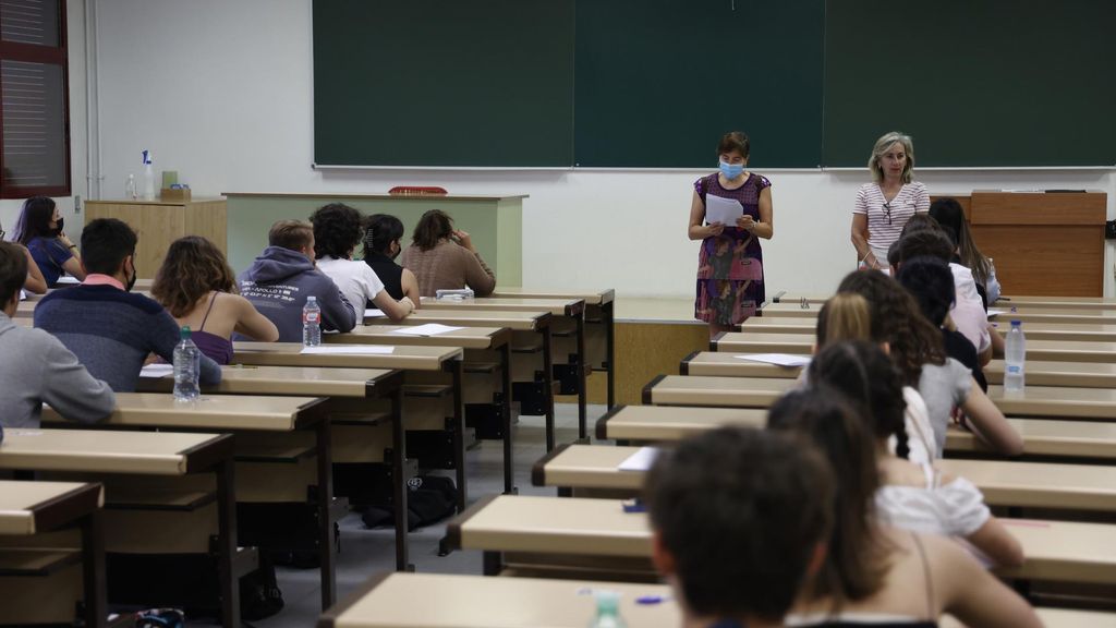 Archivo - Alumnos realizan los exámenes de la EBAU en la Universidad de Valladolid.