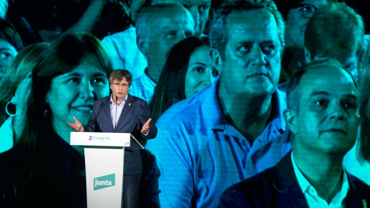 Archivo - El ex presidente catalán Carles Puigdemont interviene durante el Congreso de su partido.