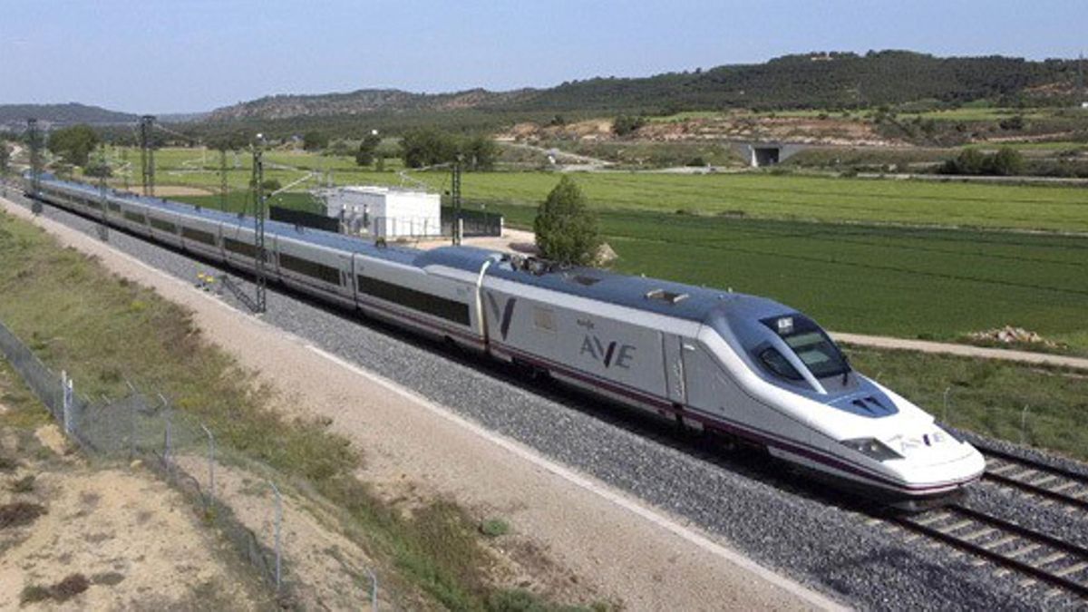 Renfe incrementa la oferta de trenes AVE entre València y Madrid Renfe incrementa la oferta de trenes AVE entre València y Madrid