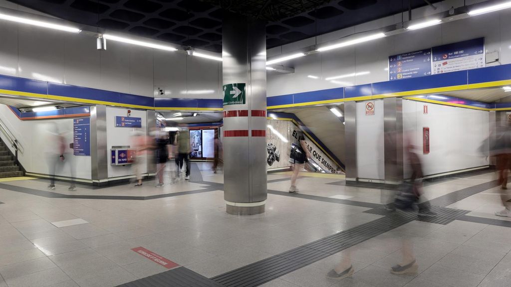 Archivo - Interior de la estación de Metro de Sol.