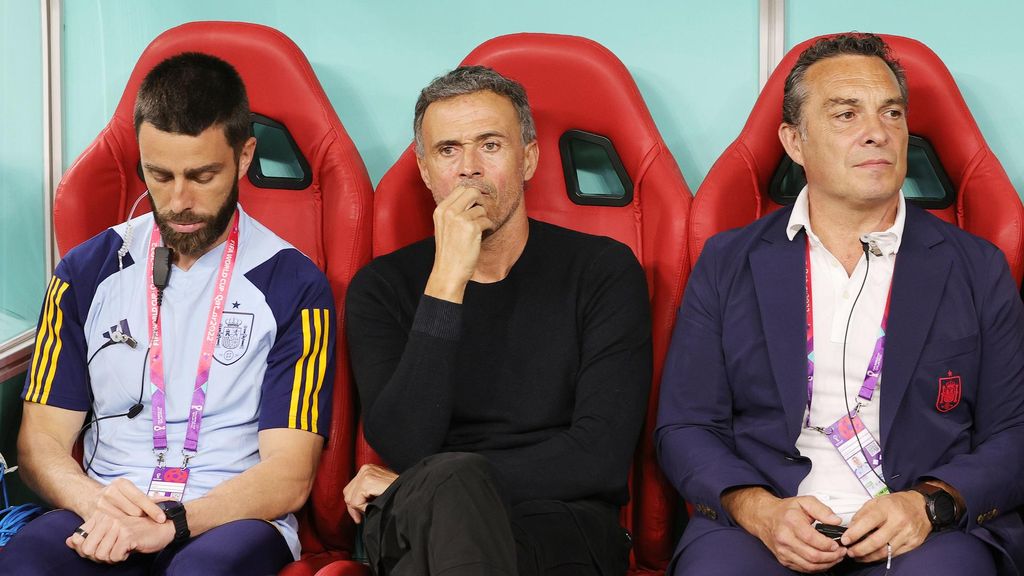 Joaquín Valdés, sentado a la izquierda de Luis Enrique Martínez durante un partido de la selección española en el Mundial de Qatar