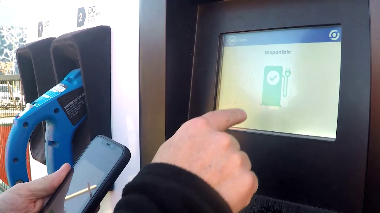 Alquilar un coche 100% eléctrico ofrece menos costes que cualquier otro