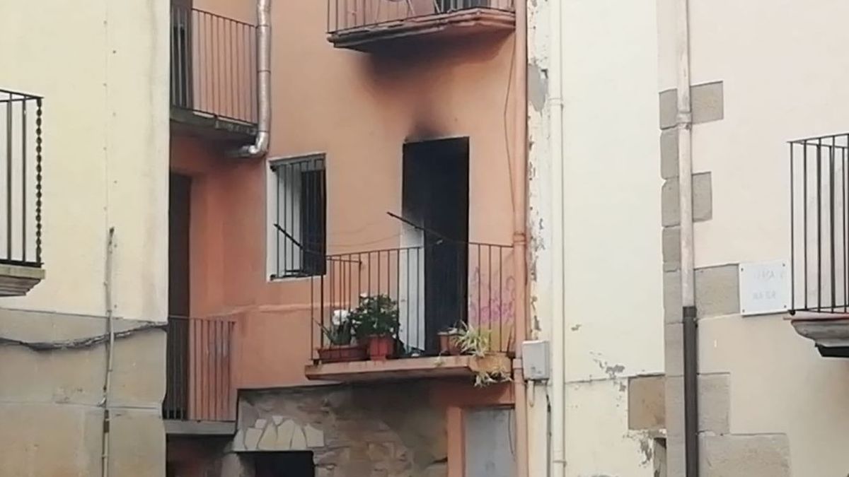Balcón del piso incendiado, este lunes Balcón del piso incendiado, este lunes