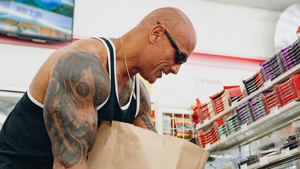 Dwayne Johnson 'La Roca' compra casi 300 euros en chocolatinas