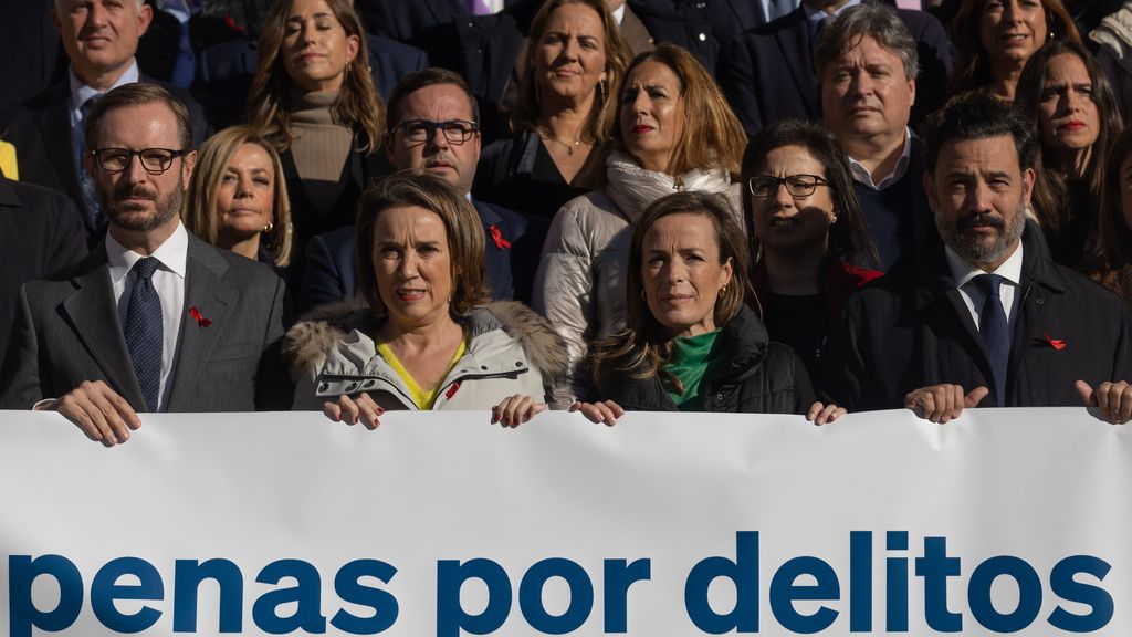 El grupo parlamentario popular protesta contra la ministra de Igualdad Irene Montero