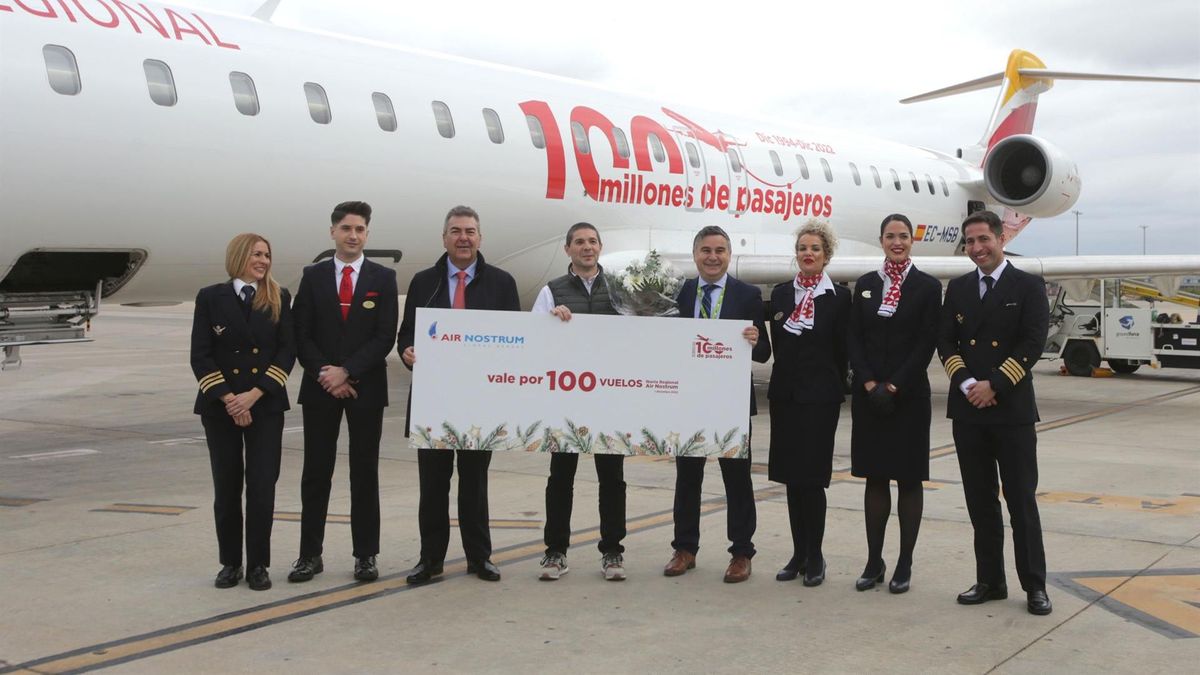 El pasajero número 100 millones de Air Nostrum premiado con cien billetes para compartir con sus familiares El pasajero número 100 millones de Air Nostrum premiado con cien billetes para compartir con sus familiares